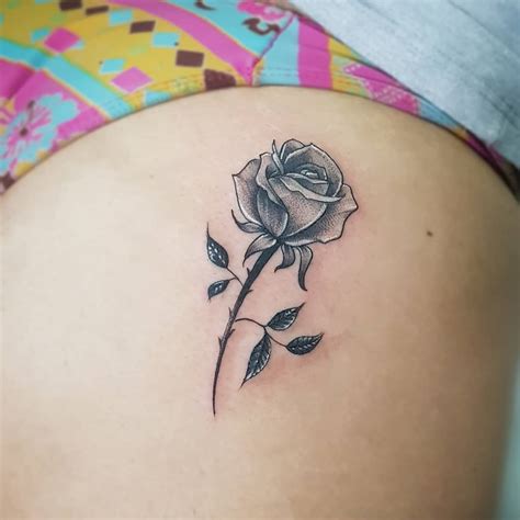 tattoo de rosas na bunda|Tattoo rosas no bumbum feminina